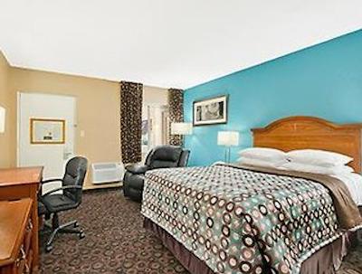 سوپر 8 بلویل است لویز اریا