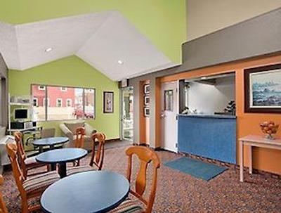 سوپر 8 بلویل است لویز اریا