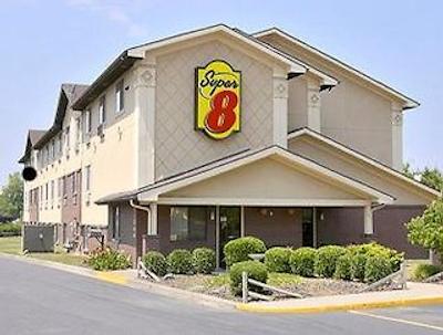 سوپر 8 چارلت/اموسمنت پارک اریا