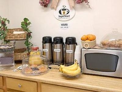 سوپر 8 چارلت/اموسمنت پارک اریا