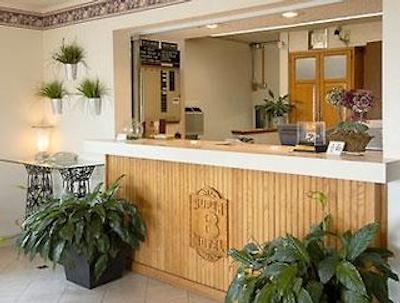 سوپر 8 چارلت/اموسمنت پارک اریا