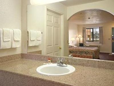 سوپر 8 متل-هوارد دونتون