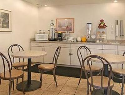 سوپر 8 رمئوویل بلینگبروک