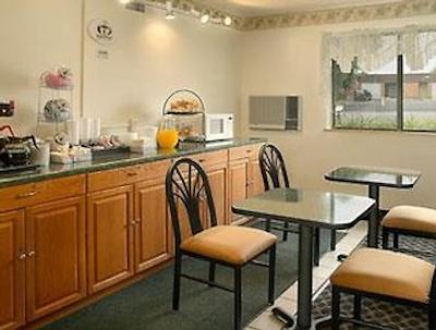 سوپر 8 متل-ریچمند/براد استریت