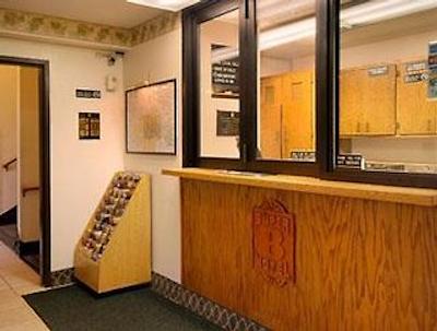 سوپر 8 متل-ریچمند/براد استریت