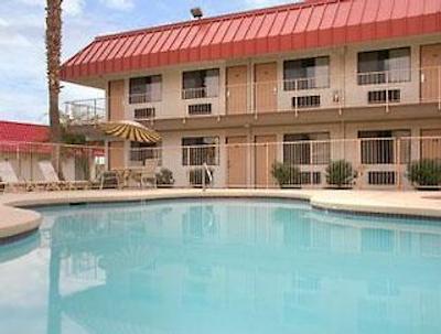 سوپر 8 متل-فنیکس مترو نرد