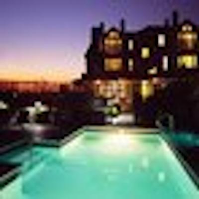 د بیچ هوس هالف مون ب