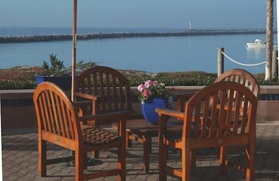 د بیچ هوس هالف مون ب