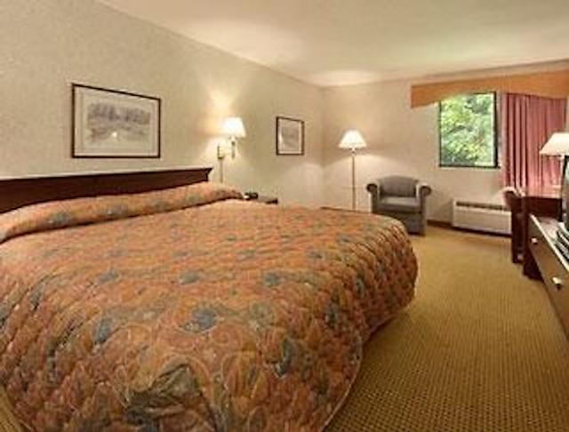 سوپر 8 وست اسپرینگفیلد/روت 5