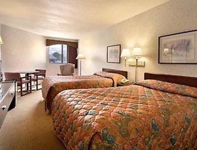 سوپر 8 وست اسپرینگفیلد/روت 5