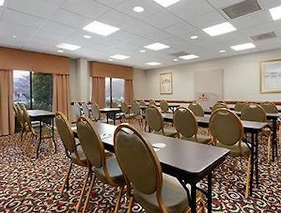 وینگات بای ویندهام چارلت آیرپرت اسود/ ای-77 تیولا