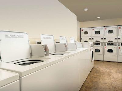 وودسپرینگ سویتز اُماها