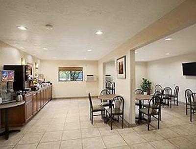 سوپر 8 متل پرتلاند آیرپرت