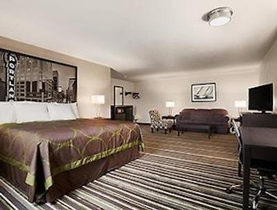 سوپر 8 متل پرتلاند آیرپرت