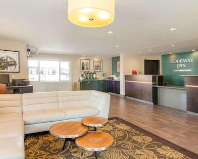 کوالیتی این اند سویتز آیرپرت کنونشن سنتر