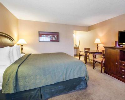 کوالیتی این اند سویتز آیرپرت کنونشن سنتر