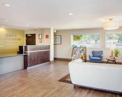 کوالیتی این اند سویتز آیرپرت کنونشن سنتر