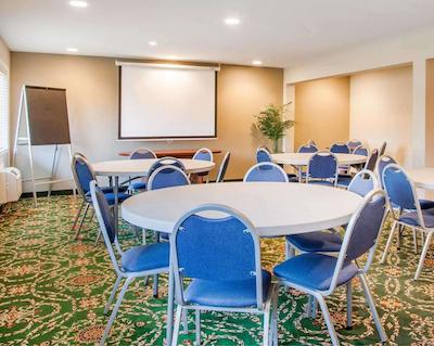 کوالیتی این اند سویتز آیرپرت کنونشن سنتر