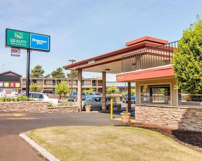 کوالیتی این اند سویتز آیرپرت کنونشن سنتر