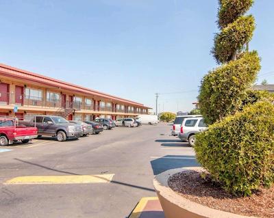 کوالیتی این اند سویتز آیرپرت کنونشن سنتر