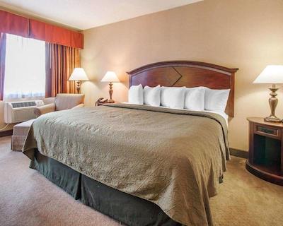 کوالیتی این اند سویتز آیرپرت کنونشن سنتر