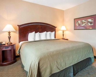 کوالیتی این اند سویتز آیرپرت کنونشن سنتر