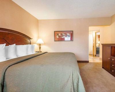 کوالیتی این اند سویتز آیرپرت کنونشن سنتر