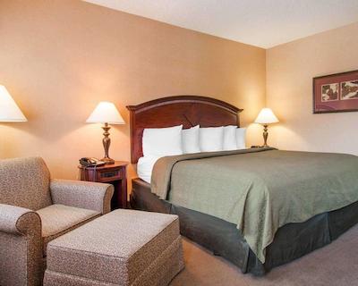 کوالیتی این اند سویتز آیرپرت کنونشن سنتر