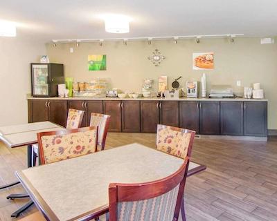 کوالیتی این اند سویتز آیرپرت کنونشن سنتر