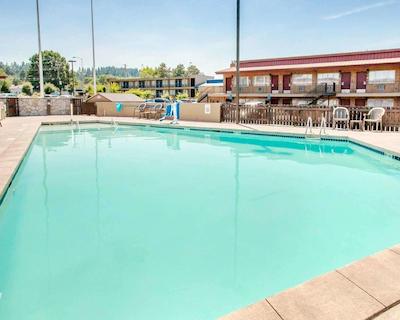 کوالیتی این اند سویتز آیرپرت کنونشن سنتر