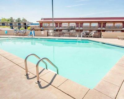 کوالیتی این اند سویتز آیرپرت کنونشن سنتر