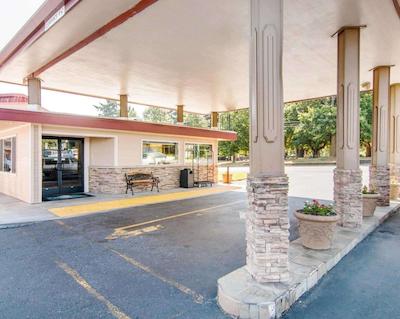 کوالیتی این اند سویتز آیرپرت کنونشن سنتر