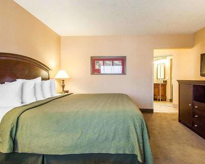 کوالیتی این اند سویتز آیرپرت کنونشن سنتر