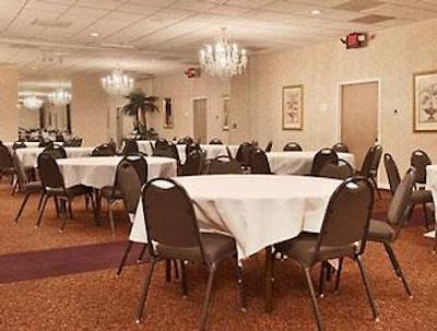 رامادا هندرسُن/اوانسویل