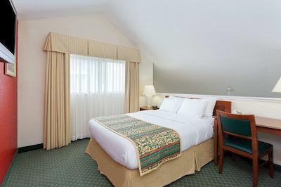 هاودرن سویتز بای ویندهام دیربرن/دترویت