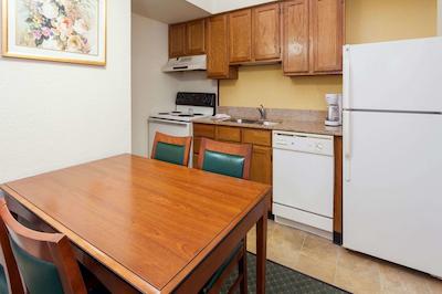 هاودرن سویتز بای ویندهام دیربرن/دترویت