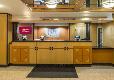 رد روف پلوز- کلومبوز دونتون-کنونشن سنتر