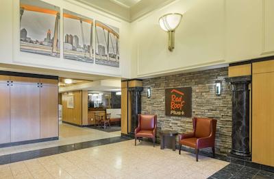 رد روف پلوز- کلومبوز دونتون-کنونشن سنتر