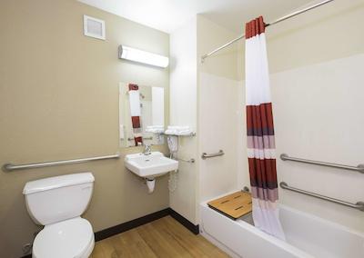 رد روف پلوز- کلومبوز دونتون-کنونشن سنتر