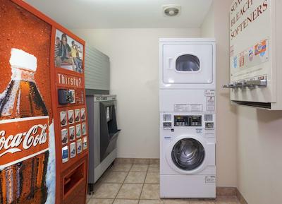 رد روف پلوز- کلومبوز دونتون-کنونشن سنتر