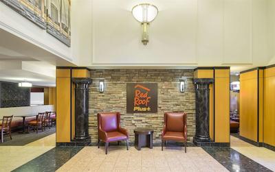 رد روف پلوز- کلومبوز دونتون-کنونشن سنتر