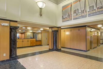 رد روف پلوز- کلومبوز دونتون-کنونشن سنتر