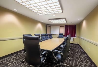 رد روف پلوز- کلومبوز دونتون-کنونشن سنتر