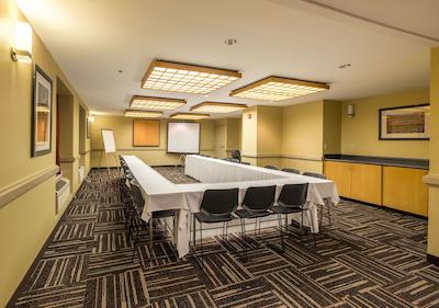 رد روف پلوز- کلومبوز دونتون-کنونشن سنتر