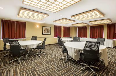 رد روف پلوز- کلومبوز دونتون-کنونشن سنتر