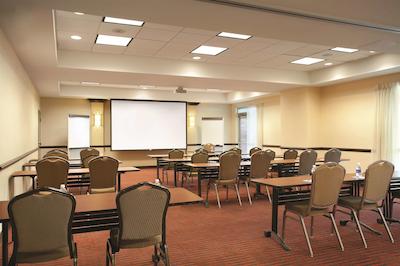 هیات پلاس میلواوکی آیرپرت