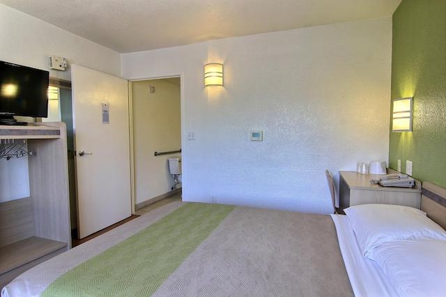 متل 6 اوستین اسود-آیرپرت