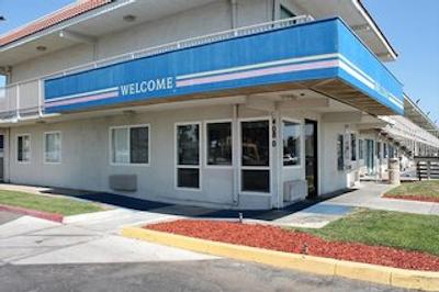 متل 6 فرسنو-بلاکستون اسود