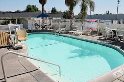 متل 6 فرسنو-بلاکستون اسود