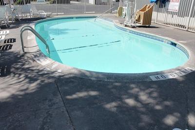 متل 6 فرسنو-بلاکستون اسود